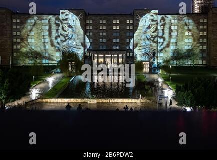 Frankfurt, Deutschland. März 2020. "Vor Dem Erlöschen" heißt die Lichtinstallation an der Fassade der Goethe-Universität, bei der die Rückseite des Gebäudes mit unterschiedlichen Szenarien beleuchtet wird. Bis zum 15. März sind zahlreiche Lichtanlagen in Frankfurt und in Offenbach-Stadt zu sehen. Credit: Dpa Picture Alliance / Alamy Live News Stockfoto