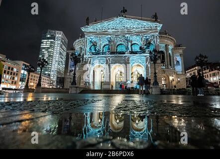 Frankfurt, Deutschland. März 2020. "Zugehörig" heißt die Lichtinstallation an der Fassade der alten Oper, bei der die Gebäudefront mit unterschiedlichen Szenarien beleuchtet wird. Bis zum 15. März sind zahlreiche Lichtanlagen in Frankfurt und in Offenbach-Stadt zu sehen. Credit: Dpa Picture Alliance / Alamy Live News Stockfoto