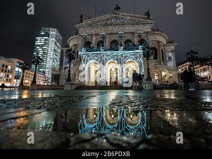 Frankfurt, Deutschland. März 2020. "Zugehörig" heißt die Lichtinstallation an der Fassade der alten Oper, bei der die Gebäudefront mit unterschiedlichen Szenarien beleuchtet wird. Bis zum 15. März sind zahlreiche Lichtanlagen in Frankfurt und in Offenbach-Stadt zu sehen. Credit: Dpa Picture Alliance / Alamy Live News Stockfoto
