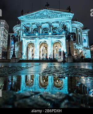 Frankfurt, Deutschland. März 2020. "Zugehörig" heißt die Lichtinstallation an der Fassade der alten Oper, bei der die Gebäudefront mit unterschiedlichen Szenarien beleuchtet wird. Bis zum 15. März sind zahlreiche Lichtanlagen in Frankfurt und in Offenbach-Stadt zu sehen. Credit: Dpa Picture Alliance / Alamy Live News Stockfoto