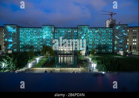Frankfurt, Deutschland. März 2020. "Vor Dem Erlöschen" heißt die Lichtinstallation an der Fassade der Goethe-Universität, bei der die Rückseite des Gebäudes mit unterschiedlichen Szenarien beleuchtet wird. Bis zum 15. März sind zahlreiche Lichtanlagen in Frankfurt und in Offenbach-Stadt zu sehen. Credit: Dpa Picture Alliance / Alamy Live News Stockfoto