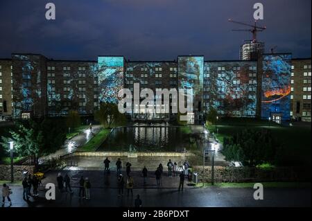 Frankfurt, Deutschland. März 2020. "Vor Dem Erlöschen" heißt die Lichtinstallation an der Fassade der Goethe-Universität, bei der die Rückseite des Gebäudes mit unterschiedlichen Szenarien beleuchtet wird. Bis zum 15. März sind zahlreiche Lichtanlagen in Frankfurt und in Offenbach-Stadt zu sehen. Credit: Dpa Picture Alliance / Alamy Live News Stockfoto