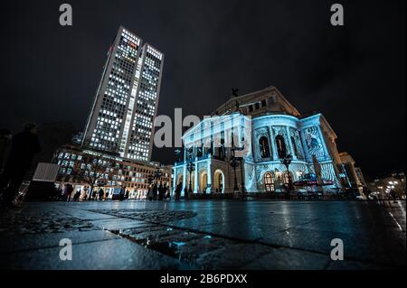 Frankfurt, Deutschland. März 2020. "Zugehörig" heißt die Lichtinstallation an der Fassade der alten Oper, bei der die Gebäudefront mit unterschiedlichen Szenarien beleuchtet wird. Bis zum 15. März sind zahlreiche Lichtanlagen in Frankfurt und in Offenbach-Stadt zu sehen. Credit: Dpa Picture Alliance / Alamy Live News Stockfoto