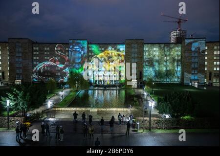 Frankfurt, Deutschland. März 2020. "Vor Dem Erlöschen" heißt die Lichtinstallation an der Fassade der Goethe-Universität, bei der die Rückseite des Gebäudes mit unterschiedlichen Szenarien beleuchtet wird. Bis zum 15. März sind zahlreiche Lichtanlagen in Frankfurt und in Offenbach-Stadt zu sehen. Credit: Dpa Picture Alliance / Alamy Live News Stockfoto