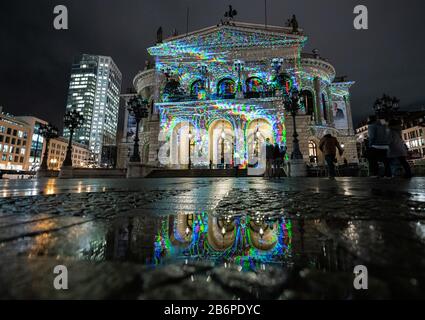 Frankfurt, Deutschland. März 2020. "Zugehörig" heißt die Lichtinstallation an der Fassade der alten Oper, bei der die Gebäudefront mit unterschiedlichen Szenarien beleuchtet wird. Bis zum 15. März sind zahlreiche Lichtanlagen in Frankfurt und in Offenbach-Stadt zu sehen. Credit: Dpa Picture Alliance / Alamy Live News Stockfoto