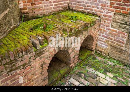 Backsteingebäude mit Holzfeuer im Freien Kochbereich in Fort Zeelandia, altes holländisches Kolonialgebäude in Paramaribo, Suriname Stockfoto