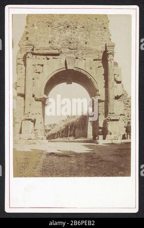 Gezicht op de Arco di Druso en Via Appia in Rome Blick auf den Arco di Druso und Die Via Appia in Rom Immobilientyp: Schrank Foto Artikelnummer: RP-F20190 Aufschriften / Marken: Anmerkung, Verso, handschriftlich in Bleistift: "Arco di Druso / Roma" Hersteller: Fotograf: Anonymer Ort Herstellung: Bogen von Drusus dating: 1850 - 1900 Material: Pappe Papiertechnik: Albumindruck Abmessungen: Sekundärträger: H 167 mm × W 108 mm Betreff: Triumphale Bogenruine eines Gebäudes  Architektur wo: Bogen von Drusus Stockfoto