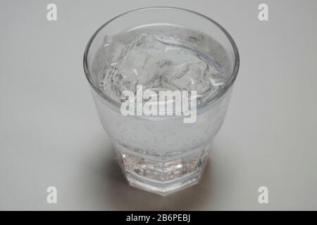Glitzerndes Eiswasser Stockfoto