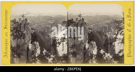 Die Bastei ist eine Felsformation mit 305 Metern Höhe und Aussichtsplattform in der deutschen Region Sächsischen Schweiz (Sachsen) am rechten Elbufer zwischen dem Kurort Rathen und Stadt Wehlen. Hersteller : Fotograf: Charles Gaudin (Listed Property) Ort Herstellung: Sachsen Datum: 1860 - 1870 Material: Pappe Papiertechnik: Albumin Druckabmessungen: Sekundäres Medium: H 85mm × W 174 mm Betreff: Felsformation Dale, Tal wo: Bastei Stockfoto