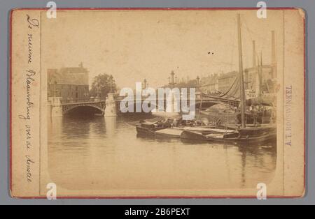 Bild der Blauen Brücke über den Amstel in Amsterdam Objektart: Foto Cabinet Foto Artikelnummer: RP-F19195 Aufschriften / Marken: Handelsmarken, Rekto mit dem Stempel "ATRooswinkel'opschrift, recto, handschriftlich:" Die neue Blaauw Brücke über den Amstel Hersteller: Fotograf: Andreas Theodorus Rooswinkel (auf dem Objekt angegeben) Herstellung: Amsterdam Datum: 1883 - ca. 1900 Material: Fotopapier, Kartontechnik: Albumindruck Abmessungen: Sekundärträger: H 106 mm × W 166 mm Betreff: Stadtansicht allgemein; 'Veduta'Brücke Stockfoto