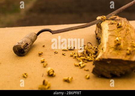 Schaber der Zimmerleute auf einem Holzpfosten, der auf die Verwendung bei einem Projekt wartet Stockfoto