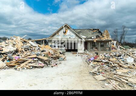 Die Überreste zerstörter Häuser und Fahrzeuge nach einem massiven Tornado vom 6. März 2020 in Cookeville, Tennessee. US-Präsident Donald Trump besuchte Nashville und die Umgebung, um Tornadoschäden zu untersuchen, bei denen mehr als 24 Menschen ums Leben kamen. Stockfoto