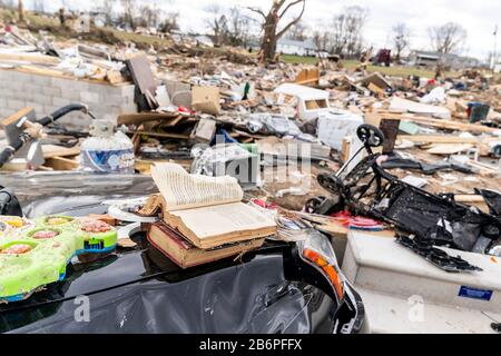 Die Überreste zerstörter Häuser und Fahrzeuge nach einem massiven Tornado vom 6. März 2020 in Cookeville, Tennessee. US-Präsident Donald Trump besuchte Nashville und die Umgebung, um Tornadoschäden zu untersuchen, bei denen mehr als 24 Menschen ums Leben kamen. Stockfoto