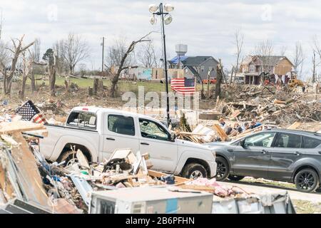 Die Überreste zerstörter Häuser und Fahrzeuge nach einem massiven Tornado vom 6. März 2020 in Cookeville, Tennessee. US-Präsident Donald Trump besuchte Nashville und die Umgebung, um Tornadoschäden zu untersuchen, bei denen mehr als 24 Menschen ums Leben kamen. Stockfoto