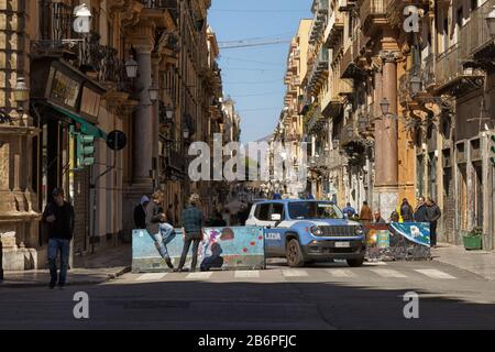 Polizeipräsenz während der Corona-Virus-Pandemie in Palermo Stockfoto