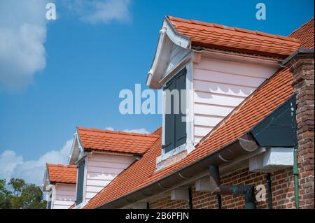 Teilansicht eines gebäudes im holländischen Stil in Paramaribo, der Hauptstadt der ehemaligen niederländischen Kolonie Suriname Stockfoto