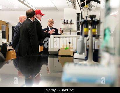 Präsident der USA Donald Trump, der von Alex Azar, Left, und Direktor der Centers for Disease Control and Prevention Dr. Robert Redfield, rechts, beigetreten ist, spricht mit Reportern bei einem Besuch der Centers for Disease Control and Prevention vom 6. März 2020 in Atlanta, Georgia. Stockfoto