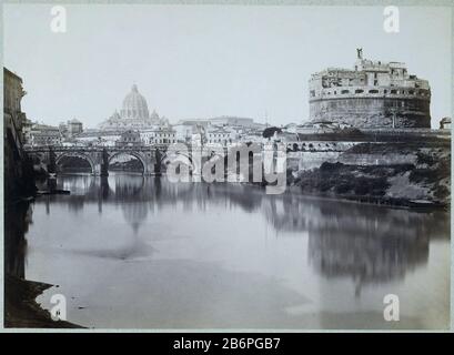 Gezicht op de Engelenburcht en de Ponte San Angelo in Rom Allgemeine Sicht auf die Brücke, und engelo mit dem Tiber und der Kuppel des Petersdoms Onderdeel van Fotoalbum trafen auf Opnamen van beziens Stockfoto