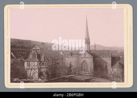 Gezicht op de Faustturm en de Abdij van Maulbronn Faustthurm u Kloster (titel op object) Maulbronn (serietitel) Blick auf Faustturm und Stift MaulbronnFaustthurm. Kloster (Titelobjekt) Maulbronn (Serientitel) Objekttyp: Fotomechanischer Druck Objektnummer: RP-F-00-9241 Aufschriften/Marken: Number, recto, Printed, '703'opschrift, verso, handschriftlich, Juli '17 1894.' Hersteller: Schöpfer : anonymer Herausgeber: Kunstverlag Lautz (am Objekt angegeben) Ort Herstellung: Maulitca: Darmstadt-Dating: Maulitca: Maulever. - ca. 1900 Material: Pappe Papiertechnik: Lichtpre Stockfoto