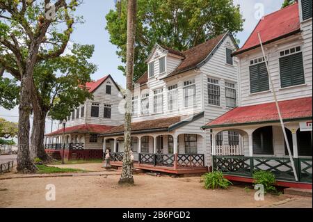 Traditionelle historische Originalbauten im holländischen Stil in Paramaribo, der Hauptstadt von Suriname, Südamerika Stockfoto