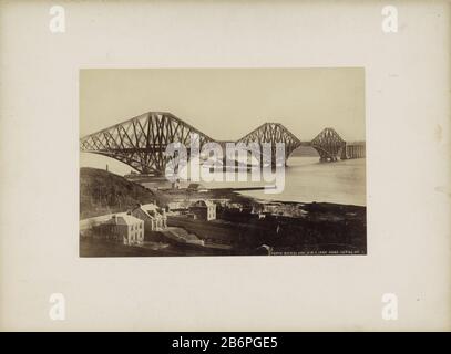 Gezicht op de Forth Bridge Over de Firth of Forth in Schotland Forth Bridge und HMS Iorn Duke (titel op object) Teil des Reisealbums mit Bildern von Seen that: Conditions in Sydney. Hersteller: Fotograf: James Valentin Herstellung: Firth of Forth Datum: CA. 1890 - ca. 1910 Physikalische Merkmale: Albumindruckstoffe: Pappe Papier Fotopapier Technik: Albumformat: Album-Blatt: H 241 mm × W 324 mmToelichtingMogelijk ist in der Originalunterschrift des Fotos ein Fehler. H.M.S. Iorn Herzog sollte vermutlich H.M.S.D. Eisenherzoges. Betrifft: Landschaft mit Brücke, Viadukt oder Aquäduktwar ( Stockfoto