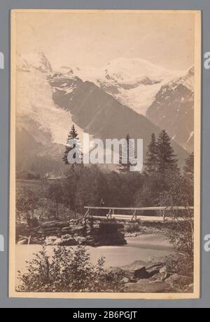 Gezicht op de Glacier des Bossons en de Mont Blanc Frith's Cabinet Series Switzerland (serietitel op object) Blick auf den Glacier des Bossons und die Cabinet Series Switzerland (Series title object) Objekttyp: Foto Cabinet Picture Item Number: RP-F20342 Inscriptions / Brands: Name, verso, gedruckt, "Frith's Cabinet Series Switzerland" Nummer, verso, handschriftlich '7516 Glacier du Bossons Mt. Blanc' Hersteller: Ersteller: Francis Frith (Listed Property) Ort Herstellung: Europa Datum: CA. 1880 - ca. 1920 Physikalische Merkmale: Albumindruckmaterial: Papierkartontechnik: Al Stockfoto