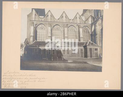 Gezicht op de Hooglandse kerk te Leiden Blick auf die Highlanderkirche in Leiden Immobilientyp: Fotos Artikelnummer: RP-F 00-3683 Aufschriften / Marken: Anmerkung, Rekto, handschriftlich: "Leiden / Hooglansche Kirche / [...] die Südseite am Strout in Gebrauch VOO Verbrauchsteuer Büro. Hersteller: Fotograf: Anonym (Erbe) (zugeschrieben) Ort Herstellung: Leiden Datum: 1907 Material: Papierkarton Technik: Gelatine Silber Druck Abmessungen: Foto: H 169 mm × W 222 mm Betreff: Kirche (außen) Wo: Highland Church Stockfoto