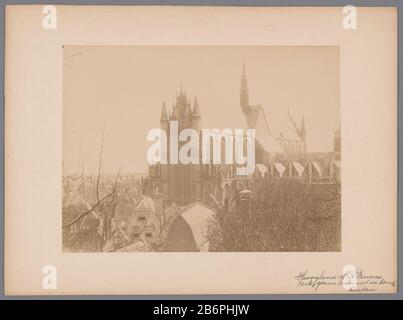 Gezicht op de Hooglandse kerk te Leiden Blick auf die Highlanderkirche in Leiden Immobilientyp: Fotos Artikelnummer: RP-F 00-3684 Aufschriften / Marken: Anmerkung, Rekto, handschriftlich: "Hoogland der St. Pancras Kirche, aus der Burg / Leiden gesehen" Anmerkung, verso, handschriftlich: "Leiden / Highland Roman Church / vom Burcht' Hersteller gesehen : Fotograf: Anonym (Erbe) (zugeschrieben) Ort Herstellung: Schloss Leiden Datum: 1890 - 1920 Material: Papierkarton Technik: Albumin Druckabmessungen: Foto: H 169 mm × W 222 mm Betreff: Kirche (außen) Stadtansicht allgemein; "Veduta" Stockfoto