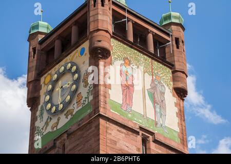 Kirchturm in Pforzheimer Stadt im baden-württembergischen Bundesland in Deutschland. Stockfoto