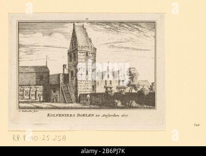 Gezicht op de Kloveniersdoelen te Amsterdam, 1607 Kolveniers Doelen tot Amsterdam 1607 (titel op object) View the Kloveniersdoelen Amsterdam, Von der Stadtseite der Lage um 1607 aus gesehen: Im Zentrum der Turm Swych Utrechter, der seit 1522 als Arsenal von Bogenschützen und damit auch als Turm der Arquebusier bezeichnet wird. Im Hintergrund einige der Kloveniersburgwal. Hersteller : Druckmaschine: Abraham Rademacher (Listed Property) Ort Herstellung: Amsterdam Datum: 1725 - 1803 Material: Papiertechnik: Ätzung / Engras (Druckverfahren) Abmessungen: Plattenkante: H 81 mm × W 113 mmToe Stockfoto