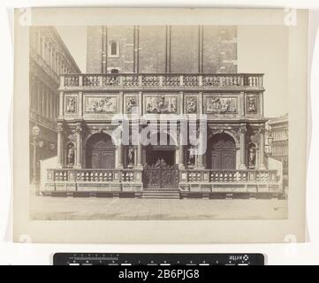 Gezicht op de Loggetta van de toren van de San Marco in VenetiëN. 25 Venezia. Base del Campanile di S. Marco (Loggetta) (titel op object) Objekttyp: Foto Objektnummer: RP-F-2010-170 Aufschriften / Merker: Annotie, verso, gedrunkt: 'N. 25 Venezia. Base del Campanile di S. Marco (Loggetta)...'nummer, recto, op negatief geschreven: '25'blindstempel, recto op karton midden onder, gepegeegd: 'Naya Fotografo Venezia' Hersteller: Fotograaf: Carlo Naya (vermeld op object)Plaats Herstellung: Venetië dating: Carlo Naya. 1870 - ca. 1890 Physikalisches Kenmerken: Albuminedruk-Material: Papier karton Technii Stockfoto