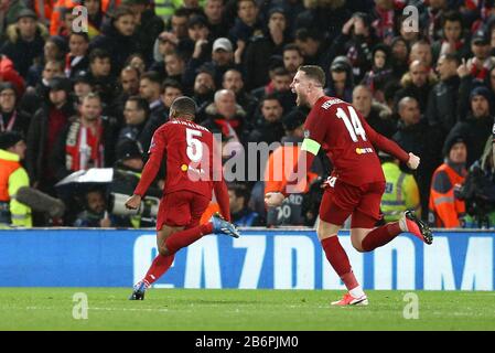 Georginio Wijnaldum aus Liverpool (l) feiert mit Jordan Henderson aus Liverpool (r), nachdem er seinem Team das 1. Tor geschossen hat. UEFA Champions League, Runde 16, Spiel der 2. Etappe, Liverpool gegen Atletico Madrid im Anfield Stadium in Liverpool am Mittwoch, 11. März 2020. Dieses Bild darf nur für redaktionelle Zwecke verwendet werden. Nur redaktionelle Nutzung, Lizenz für kommerzielle Nutzung erforderlich. Keine Verwendung bei Wetten, Spielen oder einer einzelnen Club-/Liga-/Spielerpublikationen. PIC von Chris Stading/Andrew Orchard Sportfotografie/Alamy Live-News Stockfoto