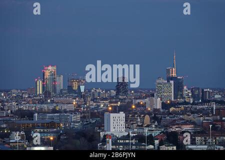 Skyline bei Einbruch der Dunkelheit mit neuen Wolkenkratzern. Mailand, Italien - März 2020 Stockfoto