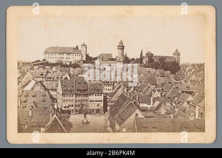 Blick auf die Nürnberg Burg und Albrecht Dürer-Platz-Burg und Albrecht Dürer Platz I (Titelobjekt) Nürnberg (Serientitel Objekt) Objekttyp: Regierungsbild Artikelnummer: RP-F20098 Aufschriften / Marken: Nummer, Verso, Stuck: '27 .' Hersteller: Fotograf: Anonymer Verleger: Friedrich Bruckmann (möglich) Ort Herstellung: Fotograf: Nürnberg Verlag: München Datum: Von: Von der Jahre: Von der Papiertechnik aus Pappe: Von den Albumen gedruckt Abmessungen: Sekundäres Medium: H 113 mm × W 171 mm Betreff: Burgdorfplatz, Ort wo: Nürnberg Stockfoto