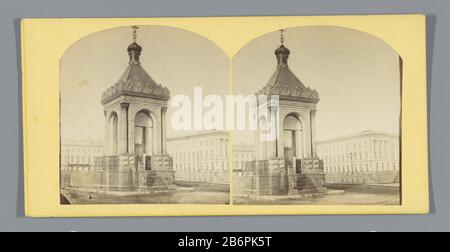 Gezicht op de Nicolaaskapel op de Nicolaasbrug in Sint-Petersburg Blick auf die Nikolauskapelle auf der Nikolausbrücke in Sankt Petersburg Immobilientyp: Stereobild Artikelnummer: RP-F07398 Aufschriften / Marken: Aufschrift verso, handschriftlich: 'St. Pétersbourg Chapelle sur le pont Hersteller : Fotograf: Anonymer Ort Herstellung: St. Petersburg Datum: CA. 1850 - ca. Physikalische Eigenschaften: Albumin Druckmaterial: Pappe Papiertechnik: Albumin Druckabmessungen: Sekundärträger: H 85 mm × W 170 mm Betreff: Brücke im Dorf über Fluss, Kanal, etc.church (außen) Stockfoto