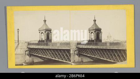 Bild op de Nicolaaskapel op de Nicolaasbrug in Sint-Petersburg Blick auf die Nikolauskapelle auf der Nikolausbrücke in Sankt Petersburg Objektart: Stereobild Artikelnummer: RP-F07437 Aufschriften / Marken: Aufschrift verso, handschriftlich: "21 Chapelle Sur le Pont Neuf St. Pétersbourg Russie" Hersteller: Fotograf: Anonymer Standort Herstellung: St. Petersburg Datum: CA. 1850 - ca. Physikalische Eigenschaften: Albumin Druckmaterial: Pappe Papiertechnik: Albumin Druckabmessungen: Sekundärträger: H 85 mm × W 170 mm Betreff: Brücke in der Stadt über Fluss, Kanal, etc.church Stockfoto