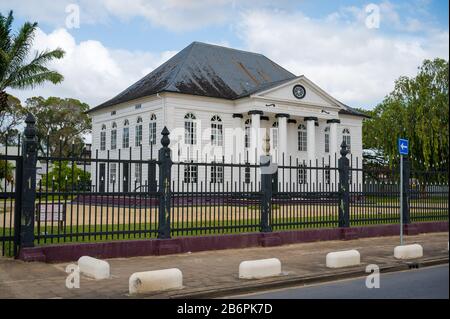 Neveh Shalom Synagoge in Paramaribo, Suriname, direkt neben einer Moschee Stockfoto