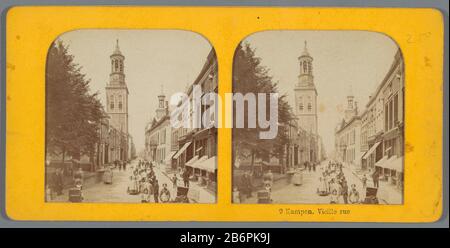 Gezicht op de Nieuwe Toren en de Oudestraat in Kampen Kampen Vieille rue (Objekt Ttel op) Blick auf den neuen Turm und Die Alte Straße in Camp Camps. Vieille rue (Titelobjekt) Objekttyp: Stereofoto (Gewebe) Artikelnummer: RP-F09219 Aufschriften/Marken: Nummer, Nachdruck: "9'Zahl, Verso, gestempelt' 9' Hersteller: Fotograf: Anonymer Ort Herstellung: Campdaten: CA. 185-ca. 1875 Physikalische Merkmale: Geschnittener und perforierter Albumindruck, montiert auf handfarbenem Transparentpapier; zwischen Kartonmaterial: Papierkartontechnik: Albumindruck / Handfarbe / Schnitt / pe Stockfoto