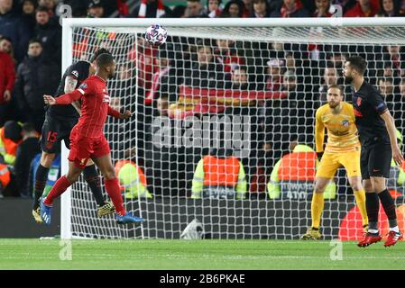 Liverpool, Großbritannien. März 2020. Georginio Wijnaldum von Liverpools Kopf im Tor. UEFA Champions League, Runde 16, Spiel der 2. Etappe, Liverpool gegen Atletico Madrid im Anfield Stadium in Liverpool am Mittwoch, 11. März 2020. Dieses Bild darf nur für redaktionelle Zwecke verwendet werden. Nur redaktionelle Nutzung, Lizenz für kommerzielle Nutzung erforderlich. Keine Verwendung bei Wetten, Spielen oder einer einzelnen Club-/Liga-/Spielerpublikationen. PIC von Chris Stading/Andrew Orchard Sportfotografie/Alamy Live News Credit: Andrew Orchard Sportfotografie/Alamy Live News Stockfoto