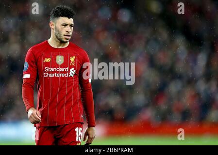 Liverpool, Großbritannien. März 2020. Alex Oxlade-Chamberlain aus Liverpool blickt auf. UEFA Champions League, Runde 16, Spiel der 2. Etappe, Liverpool gegen Atletico Madrid im Anfield Stadium in Liverpool am Mittwoch, 11. März 2020. Dieses Bild darf nur für redaktionelle Zwecke verwendet werden. Nur redaktionelle Nutzung, Lizenz für kommerzielle Nutzung erforderlich. Keine Verwendung bei Wetten, Spielen oder einer einzelnen Club-/Liga-/Spielerpublikationen. PIC von Chris Stading/Andrew Orchard Sportfotografie/Alamy Live News Credit: Andrew Orchard Sportfotografie/Alamy Live News Stockfoto