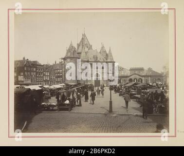 Gezicht op de Nieuwmarkt in Amsterdam traf het Waaggebouw en marktkramen Teil des Albums mit Aufnahmen der Rezension Where: Conditions in Amsterdam. Hersteller : Fotograf: Anonymer Ort Herstellung: Nieuwmarkt dating: CA. 1890 - ca. 1900 Physikalische Eigenschaften: Albumindruckmaterial: Fotopapiertechnik: Albumindruck Abmessungen: Bild: H 196 mm × W 255 mm Betreff: Wiege-Haus-Platz, Platz, Zirkus usw. (+ Stadt (-scape) mit Figuren, Staffage) Stall, Stand ( Markt) Wo Nieuwmarkt Waag am Nieuwmarkt Stockfoto