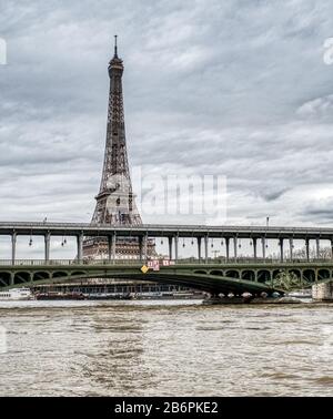 Eiffelturm an einem bewölkten Tag - Paris, Frankreich Stockfoto