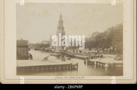 Gezicht op de Oude Schans in Amsterdam traf sich mit Centraal de Montelbaanstoren en de Kikcurbilsluis op de voorgrond Canal, dit Oude Schans (titel op object) Teil des Leporelloalbums mit 28 Fotos von Amsterdam und Ostreken. Hersteller : Fotograf: Andrew Hunter (zugeordnet zu) Ort Herstellung: Amsterdam Datum: CA. 1875 - ca. 1910 Physikalische Eigenschaften: Albumin Druckmaterial: Papier Fotopapier, Kartontechnik: Albumin Druckabmessungen: H 90 mm × W 133 mm Betreff: Schleuse, Weirkanäle, Wasser (in der Stadt) Türme  befestigter Stadthandwagen wo: OudeschansMontelbaanstoren Stockfoto