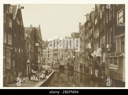 Gezicht op de Oudezijds Achterburgwal in Amsterdam OZ Achterburgwal (titel op object) Ansicht des Oudezijdsachterburgwal in Amsterdam OZ Achterburgwal (title object) Objekttyp: Fotos Artikelnummer: RP-F17857 Aufschriften / Marken: Titel, links unten, zusammen mit negativem Fotografen Achterwal 'Oteral' gedruckt: Oteral Anonymer (möglicherweise) Herausgeber: John Kite (Verleger) (möglich) Ort Herstellung: Fotograf: Niederlande Herausgeber: Amsterdam Datum: 1920 - 1940 Physische Merkmale: Carbon Druckmaterial: Papiertechnik: Carbon Druckabmessungen: P Stockfoto