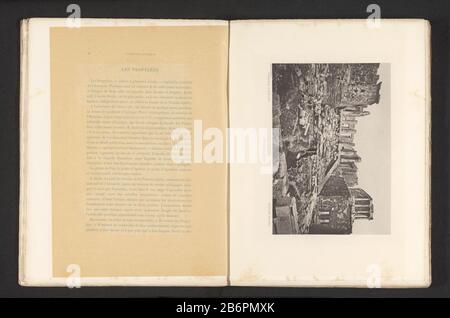 Blick auf die Propylaea von ​​the Akropolis von AthenePropylées (Titelobjekt) Objekttyp: Fotomechanische Druckseite Objektnummer: RP-F-2001-7-239-7 Aufschriften / Marken: Aufschrift, Nachdruck, gedruckt, "Piedestal d'Agrippa Victoire aptère" Hersteller: Fotograf: Anoniemklischeemaker: Dujardin (Gebäude aufgeführt) Drucker: Chardtmann: Chardtmann (Ort) 1880 - oder für 1890 Material: Papiertechnik: Fotogravur Abmessungen: Druck: H 145 mm × W 215 mmToelichtingPrent Vorderseite 46. Betrifft: Ruine eines Gebäudes  Architekturtor, entrancestaircase Stockfoto