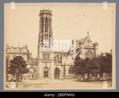 Blick auf das Paris Saint-Germain-l'Auxerrois. Links der neugotische Uhrturm und ein Teil der Halle des 1. Bezirks Parijs. Hersteller : Fotograf: Anonymer Standort Herstellung: Paris Datum: 1850 - 1900 Material: Pappe Papiertechnik: Albumin Druckabmessungen: Pappe: H 213 mm × W 272 mm Betreff: Kirche (außen) façade (oder Haus oder Gebäude) Wo: Saint-Germain L'AuxerroisD Stockfoto