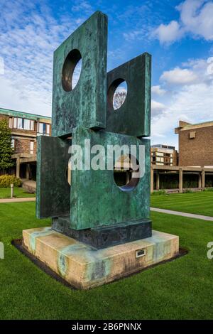 Barbara Hepworth Sculpture Four Square (Walk Through) 1966 auf dem Gelände der Churchill College University of Cambridge. Barbara Hepworth Cambridge. Stockfoto