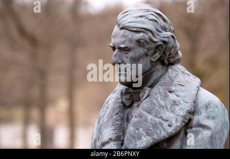 11. März 2020, Bayern, Augsburg: Eine Büste von Josef Ritter von Führich, Maler und Grafiker (1800-1876), steht im Hofgarten. Foto: Sven Hoppe / dpa Stockfoto