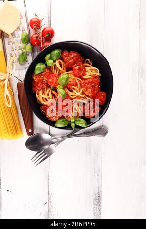 Köstliche appetitliche klassische italienische Spaghetti-Pasta mit Tomatensauce, Käseparmesan und Basilikum mit Zutaten Stockfoto