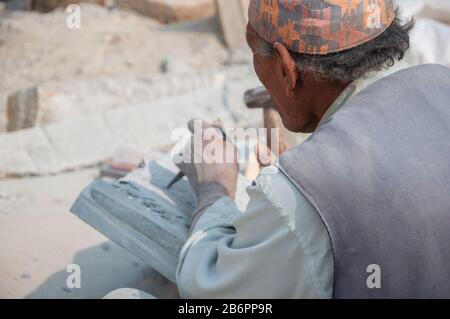 Steinschnitzer, der an seinem Handwerk arbeitet Stockfoto